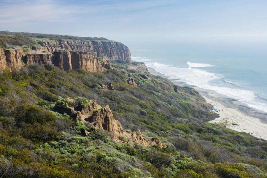 A picture of a steep cliff and the sea at San Onofre State beach in California.