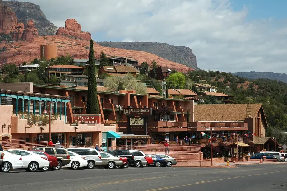 A picture of a street in Sedona, Arizona with red rock formations in the background